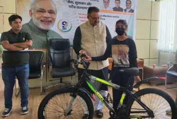 वुशु खिलाड़ी आयशा चैहान को मंत्री जोशी ने साइकिल भेंट की