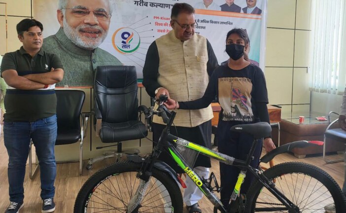वुशु खिलाड़ी आयशा चैहान को मंत्री जोशी ने साइकिल भेंट की