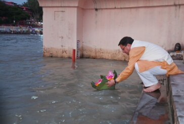 सीएम ने मां गंगा की पूजा अर्चना कर प्रदेश की खुशहाली की कामना की