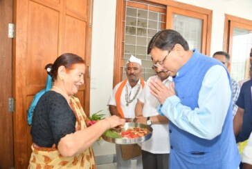 सीएम ने पद्मश्री डॉ. बसंती बिष्ट व महंत देवेंद्र दास जी महाराज से की भेंट