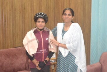 डीएम ने किया भारत भ्रमण पर निकली एकल महिला साइकिल राइडर आशा मालवीय को सम्मानित  