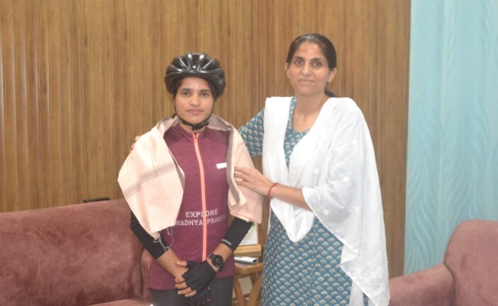 डीएम ने किया भारत भ्रमण पर निकली एकल महिला साइकिल राइडर आशा मालवीय को सम्मानित  