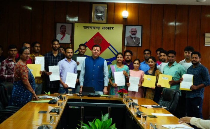 मुख्यमंत्री धामी ने किए सचिवालय में उच्च शिक्षा विभाग के अन्तर्गत चयनित अभ्यर्थियों को नियुक्ति पत्र प्रदान
