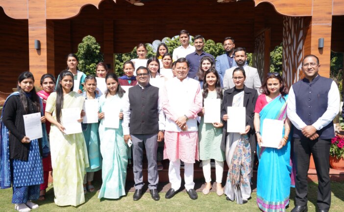 मुख्यमंत्री ने महिला सशक्तिकरण एवं बाल विकास तथा आबकारी विभाग के अन्तर्गत चयनित 27 अभ्यर्थियों को वितरित किये नियुक्ति पत्र