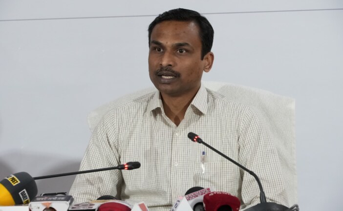 अपर मुख्य निर्वाचन अधिकारी श्री विजय कुमार जोगदंडे ने सचिवालय स्थित मीडिया सेंटर में प्रेस ब्रीफिंग करते हुए कहा कि राज्य में लोक सभा सामान्य निर्वाचन 2024 के लिए जांच के बाद जो नामांकन वैध पाये गये हैं,
