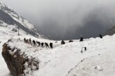 हेमकुंड साहिब यात्रा मार्ग पर सेना के जवानों ने 4 किमी बर्फ हटाकर आवाजाही की सुचारु